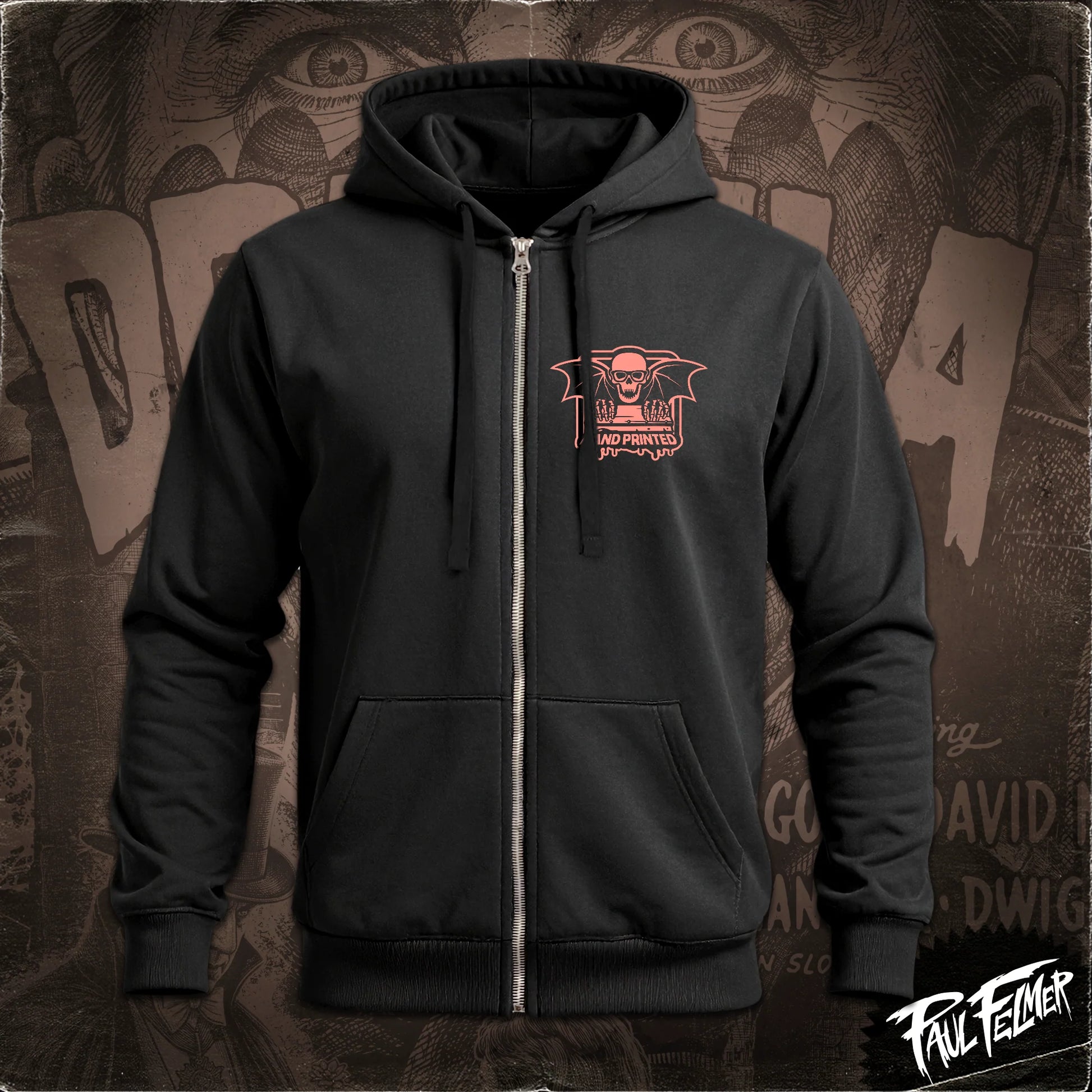 Polerón hoodie con cierre Lugosi de Paul Felmer, vista delantera con el logo Hand Printed intervenido especialmente para este diseño en coral sobre el pecho, algodón negro con cierre y capucha