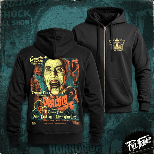 Polerón hoodie con cierre Horror of Dracula de Paul Felmer, vista de conjunto mostrando la impresión delantera (logo Hand Printed intervenido) y trasera (afiche de Hammer Films de 1958 con Christopher Lee), serigrafía a tres tintas sobre algodón negro