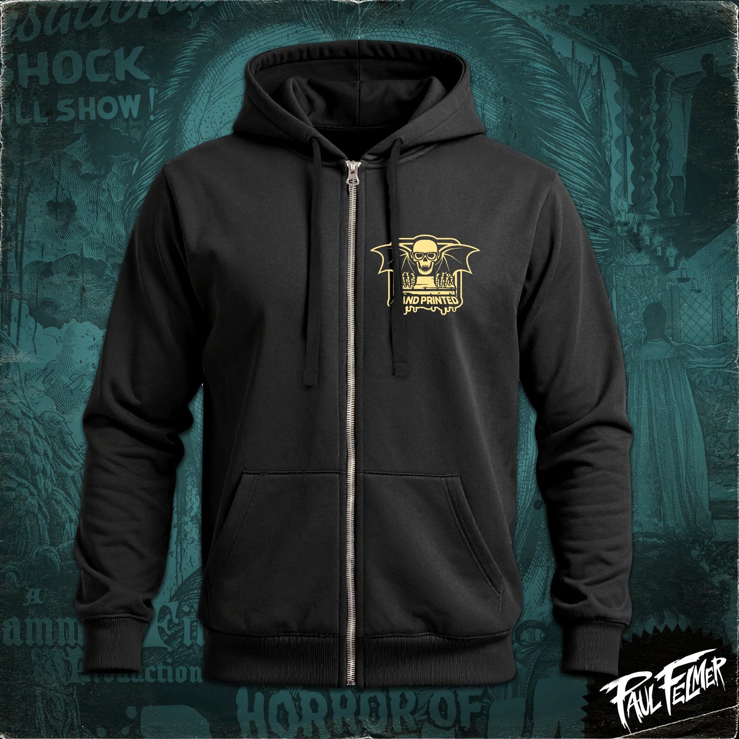 Polerón hoodie con cierre Horror of Dracula de Paul Felmer, vista delantera con el logo Hand Printed intervenido especialmente para este diseño en amarillo sobre el pecho, algodón negro con cierre y capucha