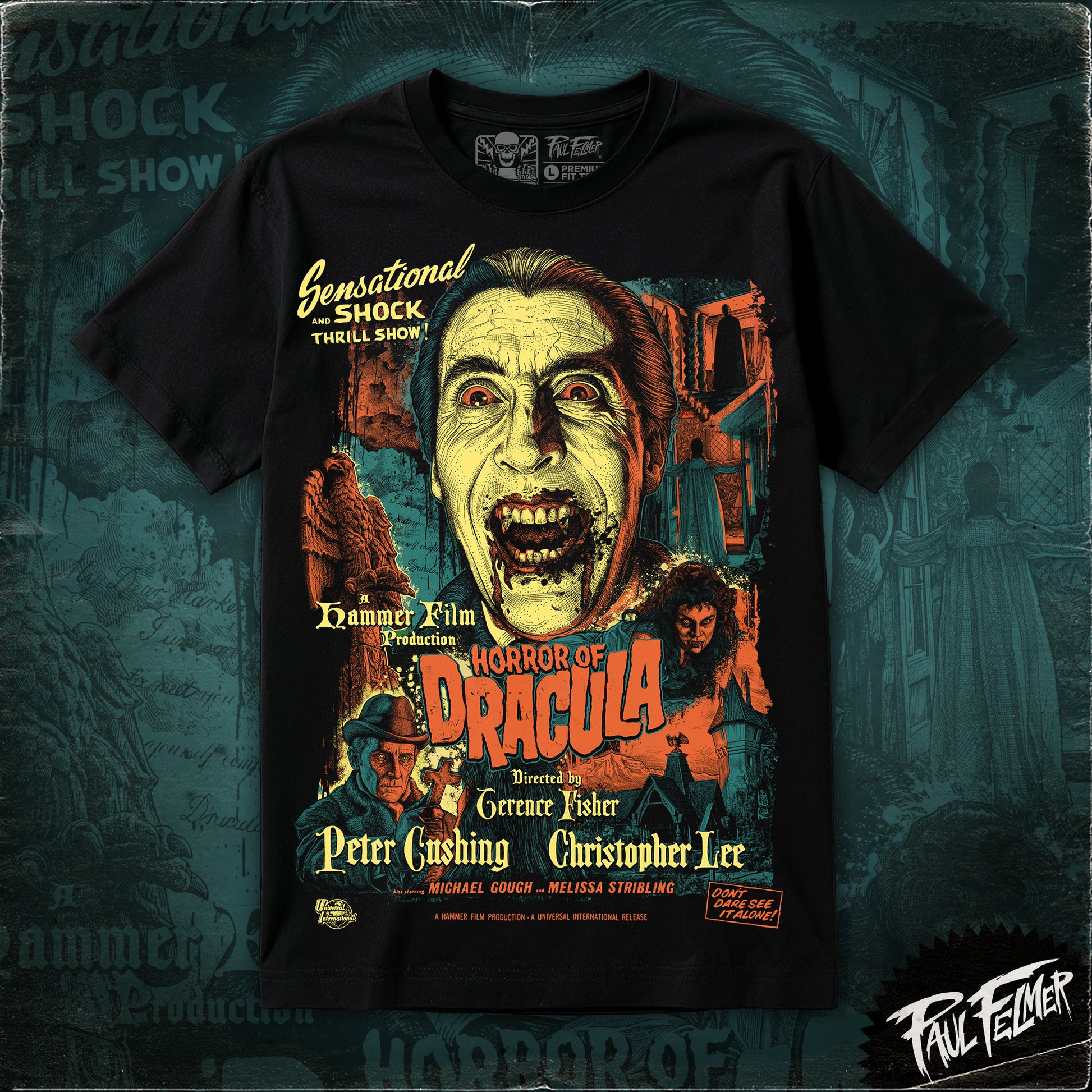 Polera Horror of Dracula de Paul Felmer, ilustración estilo afiche Hammer de Horror of Dracula (1958) con Christopher Lee como Drácula, serigrafía artesanal a tres tintas (rojo, amarillo y azul) sobre algodón negro, vista frontal sobre fondo de textura del diseño
