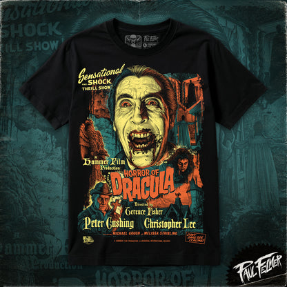 Polera Horror of Dracula de Paul Felmer, ilustración estilo afiche Hammer de Horror of Dracula (1958) con Christopher Lee como Drácula, serigrafía artesanal a tres tintas (rojo, amarillo y azul) sobre algodón negro, vista frontal sobre fondo de textura del diseño