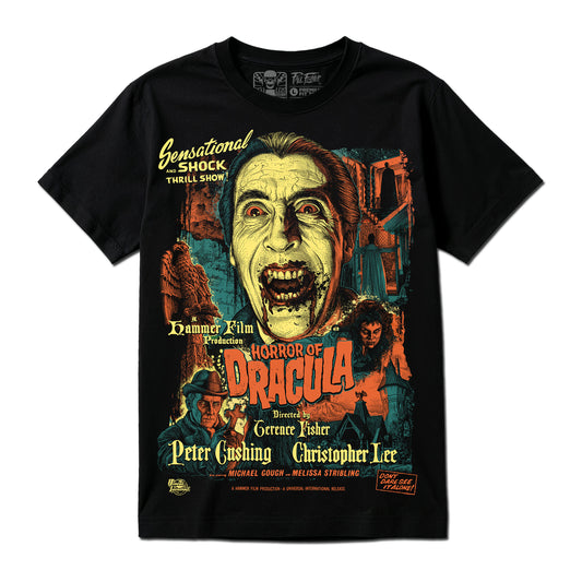 Polera Horror of Dracula de Paul Felmer, vista frontal completa sobre fondo neutro, serigrafía artesanal a tres tintas que reproduce el afiche original de Hammer Films de 1958 con Christopher Lee, Peter Cushing, dirigida por Terence Fisher