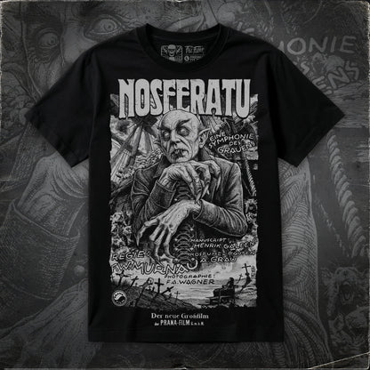 Polera Nosferatu negra de Paul Felmer, ilustración del Conde Orlok de Murnau con ratas, barco fantasma y cementerio, serigrafía artesanal gris sobre algodón negro, vista frontal sobre fondo de textura del diseño