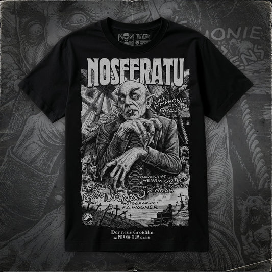 Polera Nosferatu negra de Paul Felmer, ilustración del Conde Orlok de Murnau con ratas, barco fantasma y cementerio, serigrafía artesanal gris sobre algodón negro, vista frontal sobre fondo de textura del diseño