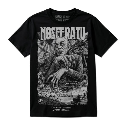 Polera Nosferatu negra de Paul Felmer, vista frontal completa sobre fondo neutro, serigrafía artesanal a un color gris que reproduce el afiche original de 1922 con lettering tipo lápida