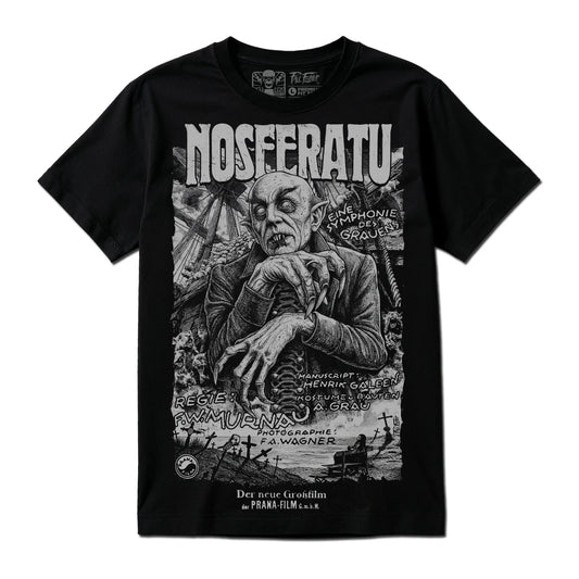 Polera Nosferatu negra de Paul Felmer, vista frontal completa sobre fondo neutro, serigrafía artesanal a un color gris que reproduce el afiche original de 1922 con lettering tipo lápida