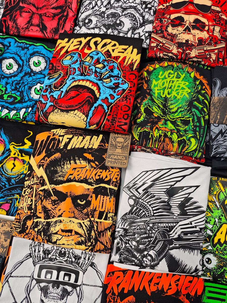 El catálogo: poleras impresas apiladas en el taller